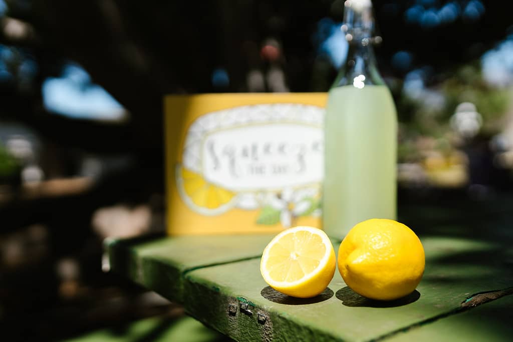 bouteille de limonade de marque inconnue posée sur une table
