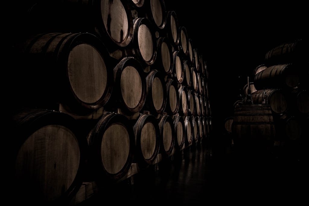 intérieur d'une cave de vin dans le Jura