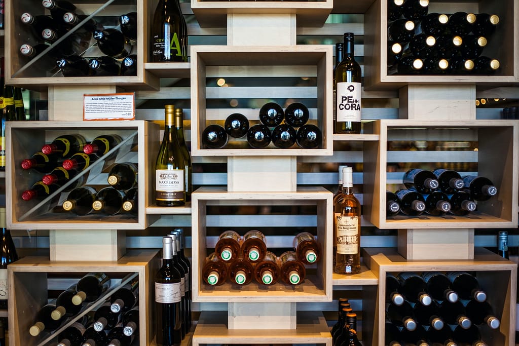 bouteilles de vins rangées dans des boites en bois