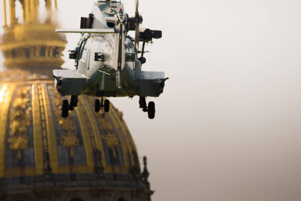 hélicoptères qui survole Paris