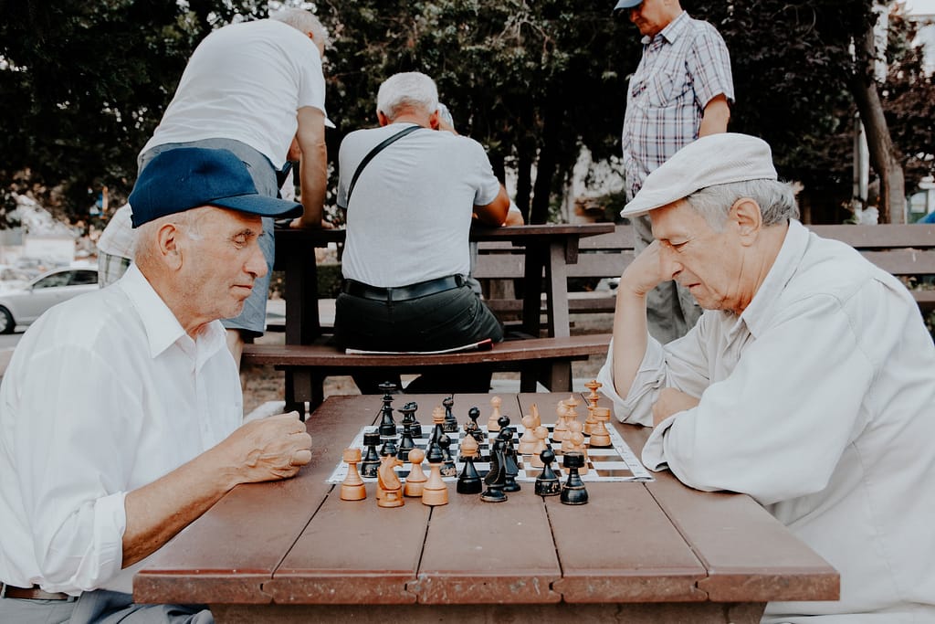 Deux personnes âgées qui jouent aux échecs dans un EHPAD