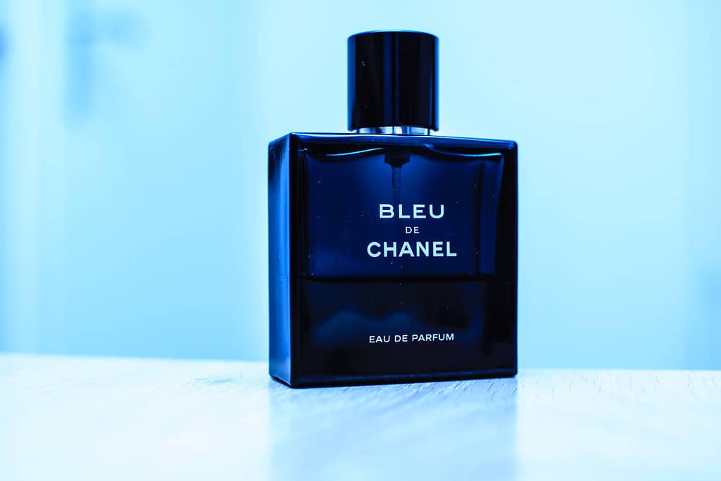 Gros plan sur un parfum bleu de Chanel