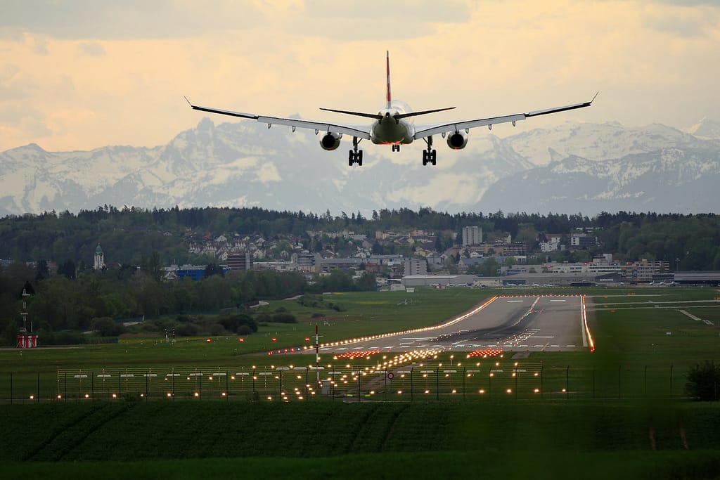 Avion qui atterrit sur une piste d'atterrissage d'un aéroport
