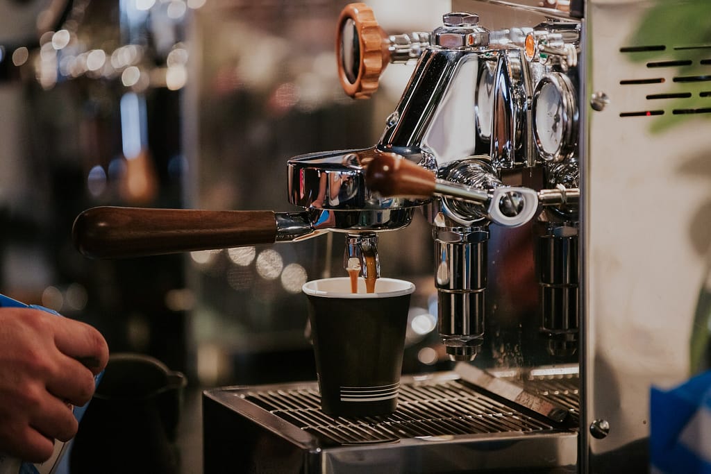 Machines à café en train de servir un café dans un bar