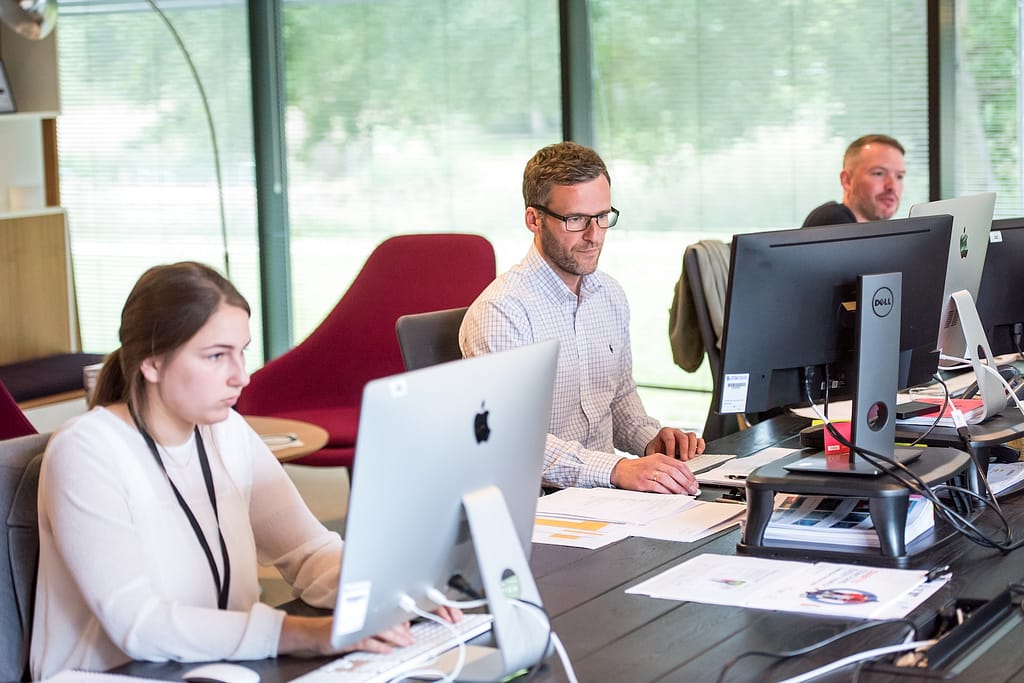 employés d'une conciergerie en contact chat avec des clients