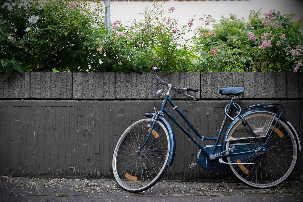 vélo vintage bleu appuyé sur un mur