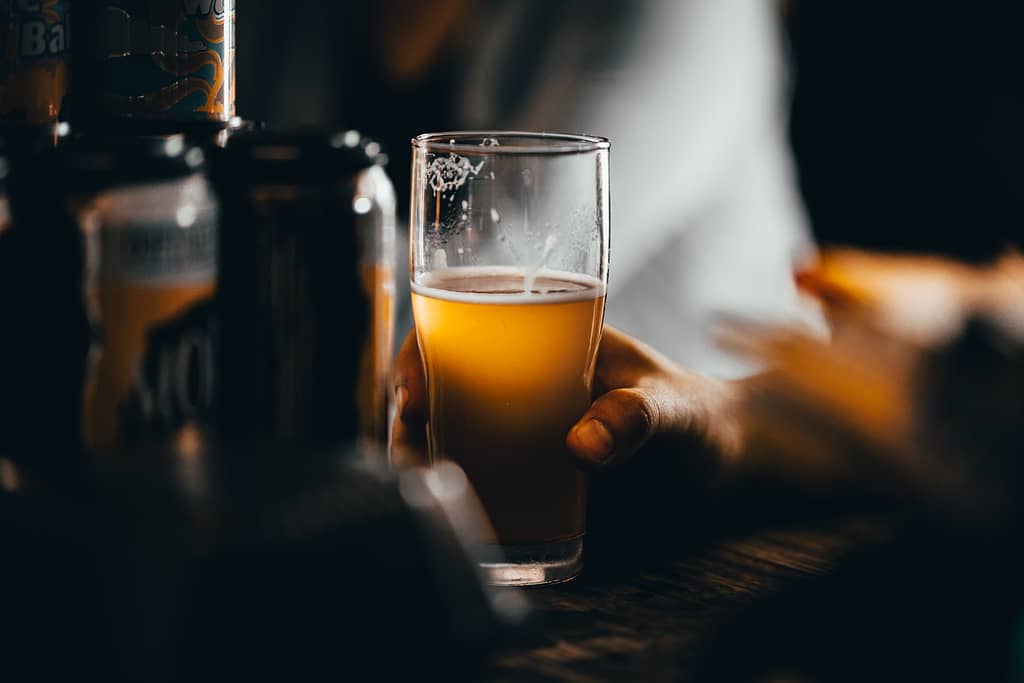 verre et bouteille de bière sur un bar