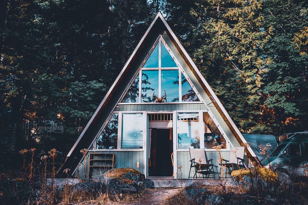 tiny house triangulaire posée au milieu de la nature