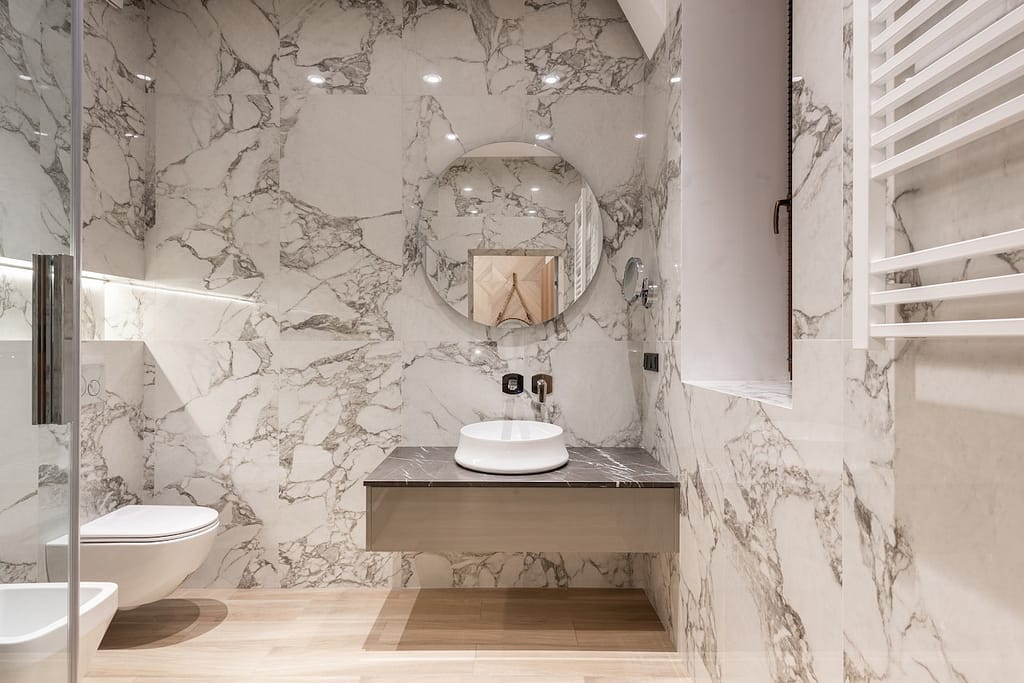 salle de bain couverte de marbre blanc