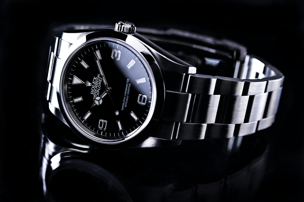 une montre de luxe de marque Rolex sur un fond noir