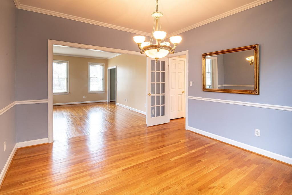 intérieur d'une pièce avec un sol en parquet neuf