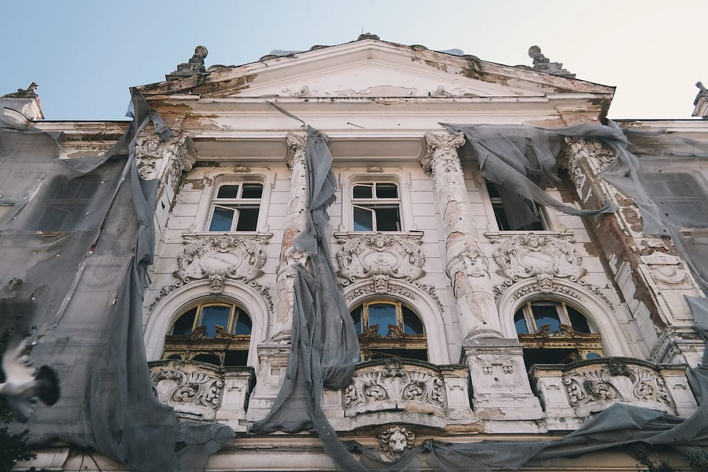 bâtiment patrimoine qui a besoin d'une restauration