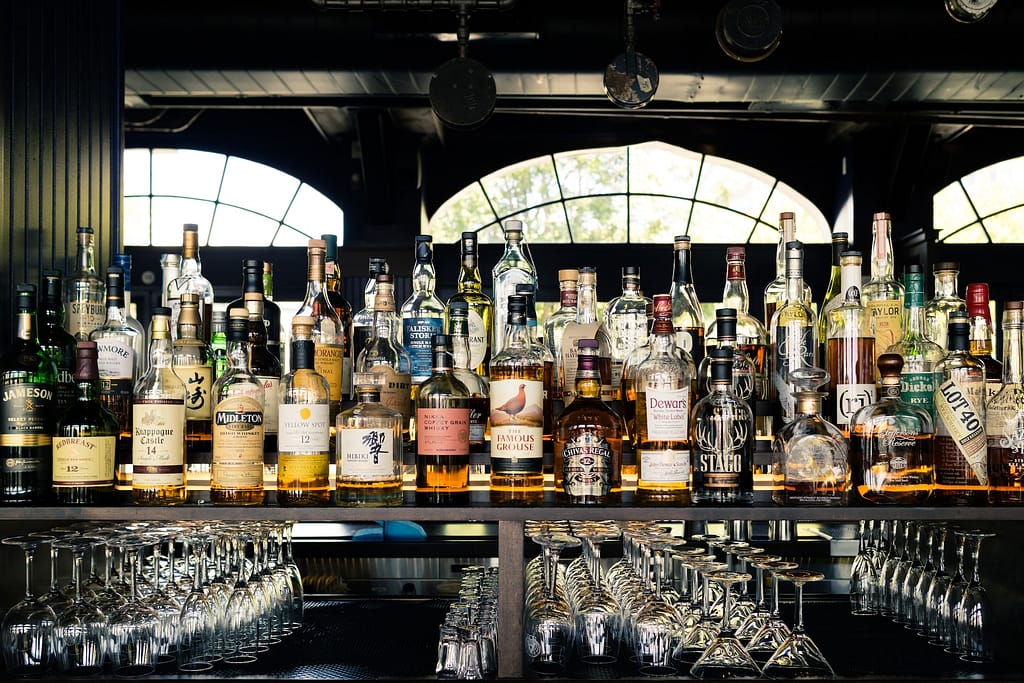 Plusieurs dizaines de bouteilles de spiritueux dans un bar