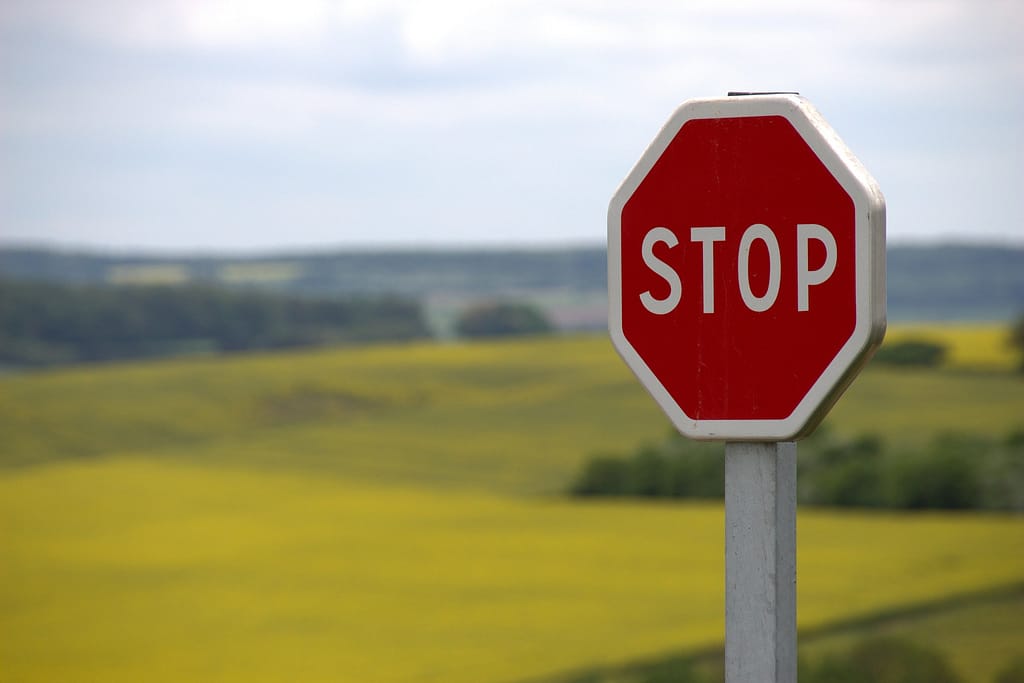 panneau de signalisation stop sur le bord d'une route de campagne