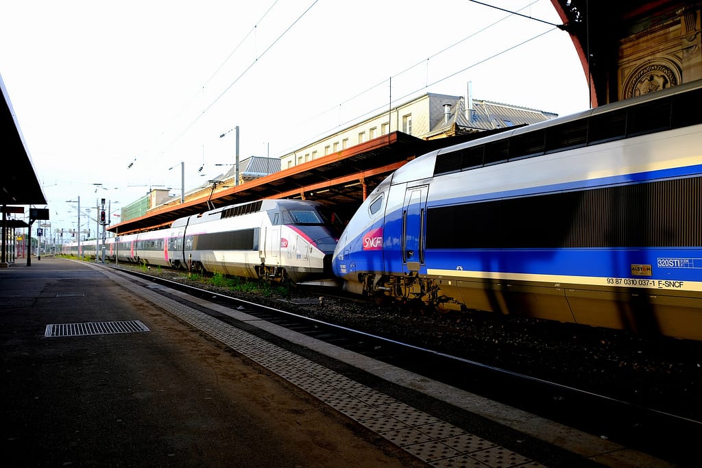 deux trains TGV de la SNCF dans une gare