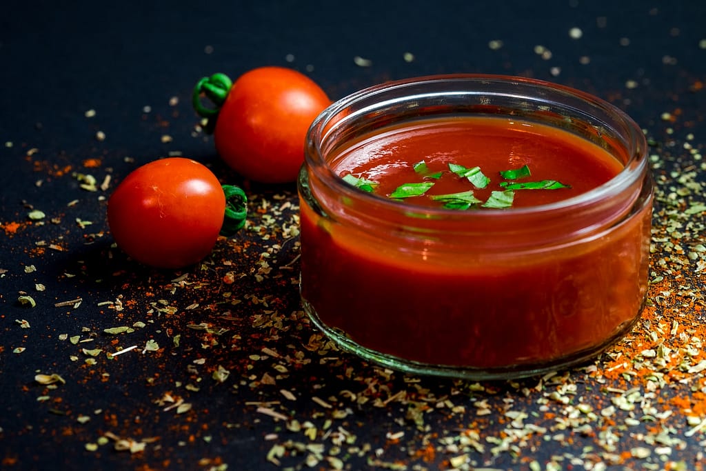 pot de tomate fraiche dans un pot