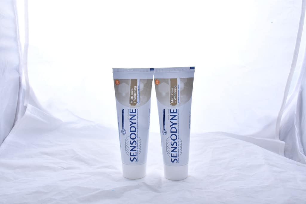 deux tubes de dentifrice sensodyne