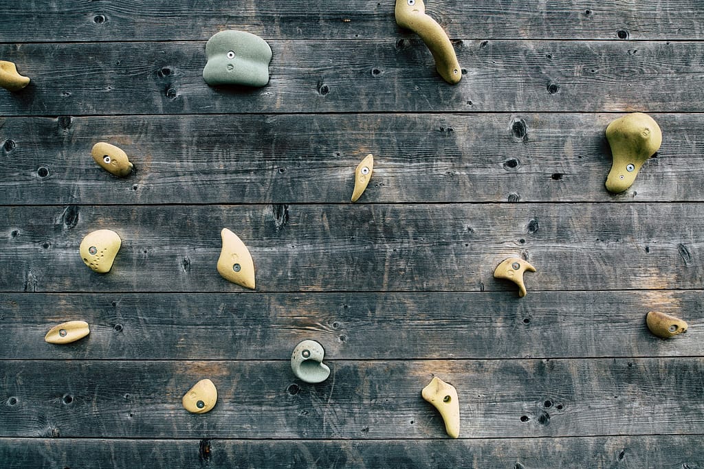 Plusieurs prises d'escalade sur un mur de grimpe