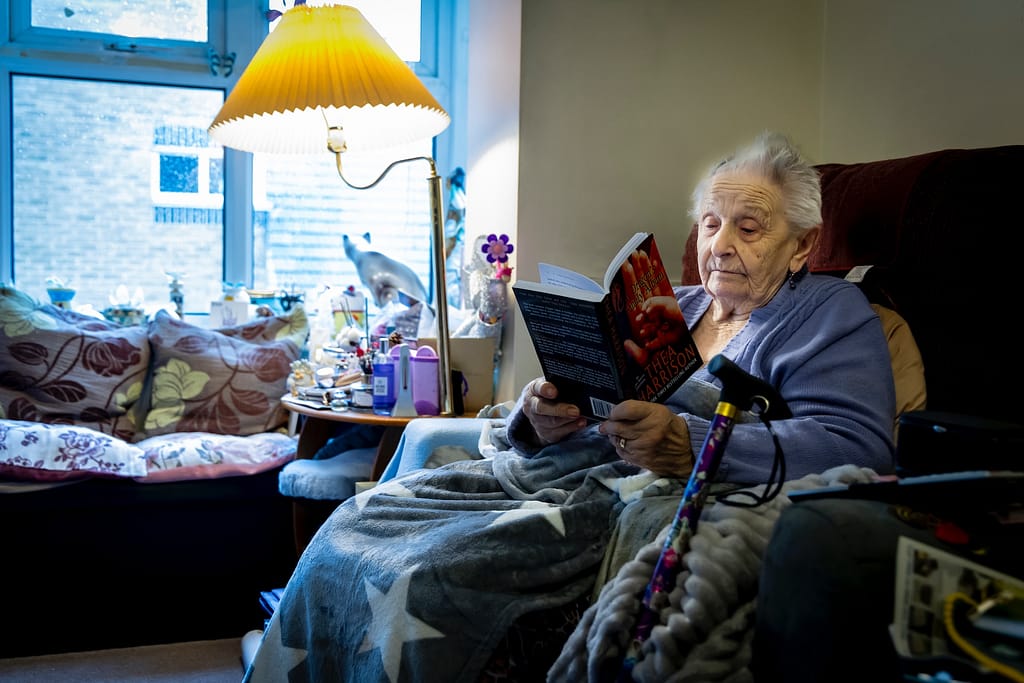 femme âgée qui lit dans un EHPAD