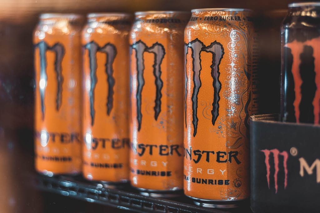 canettes d'energy drinks de marque Monster