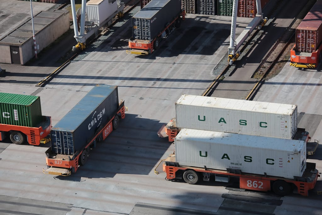 navettes automatiques qui déplacent des conteneurs dans un port