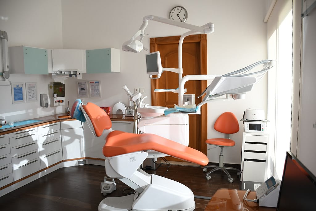 matériel dentaire dans une clinique