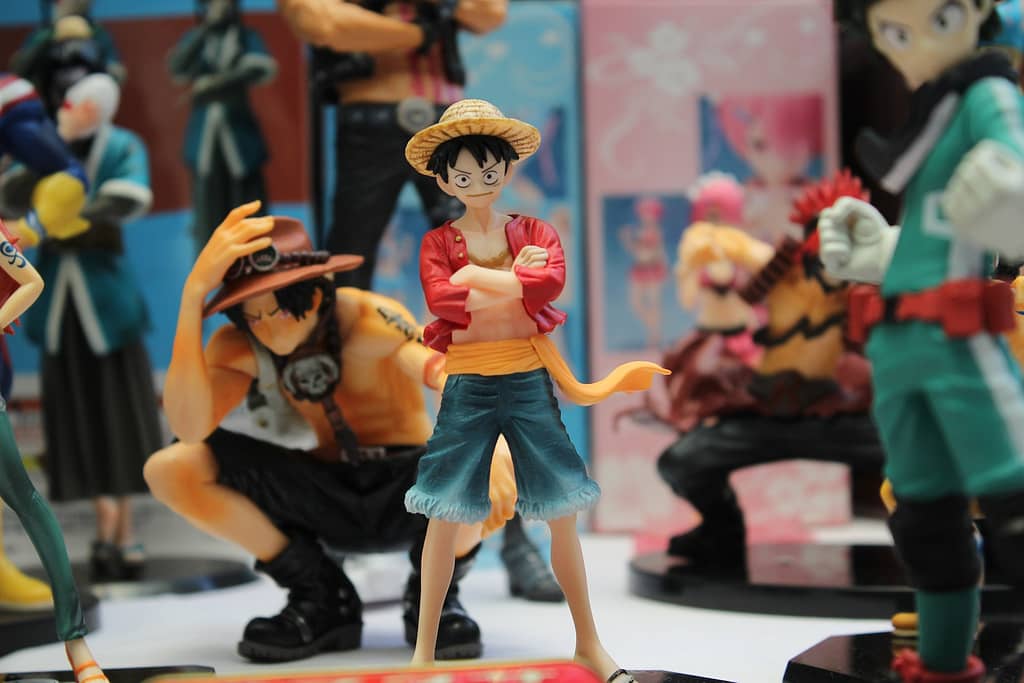 plusieurs figurines de personnages de mangas
