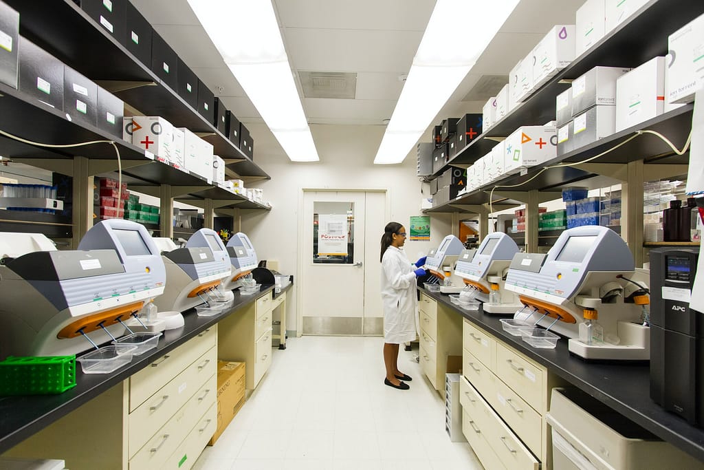 docteure qui réalise des analyses dans un laboratoire