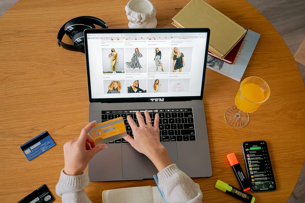 femme qui réalise des achats en ligne sur un site de vêtements