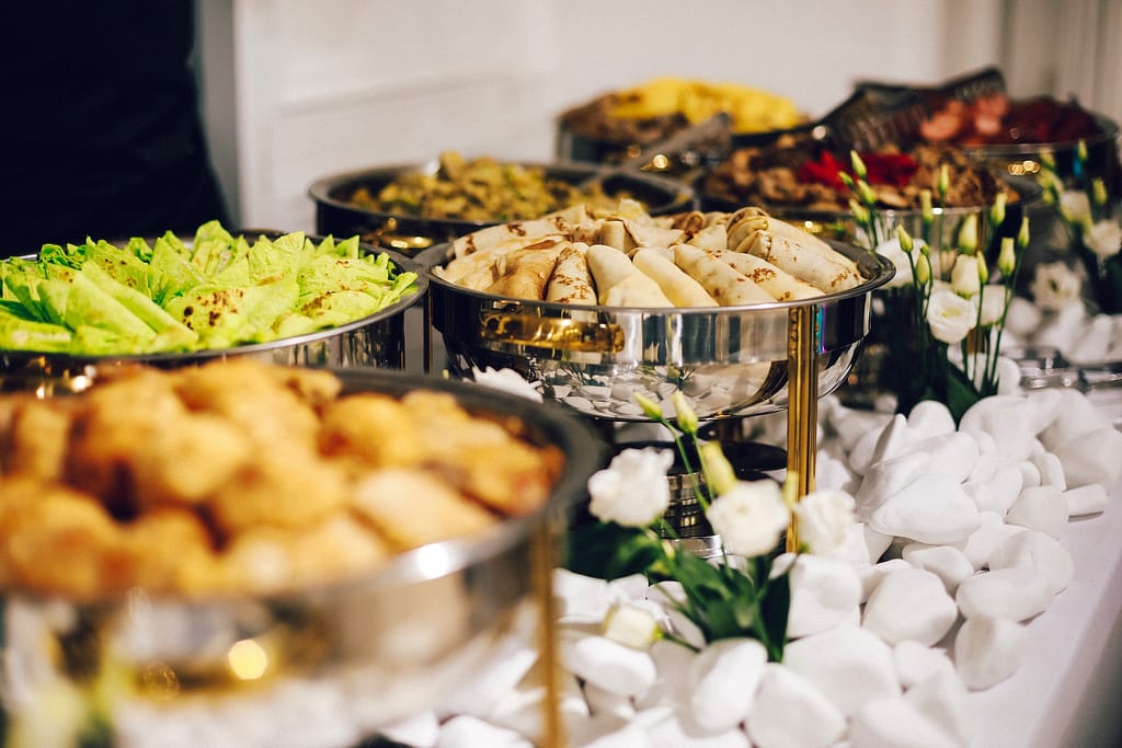 multitude de plats préparés dans un buffet