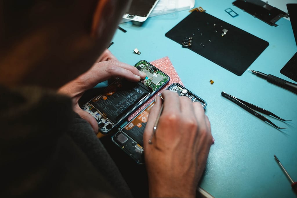 smartphone en train d'être reconditionné