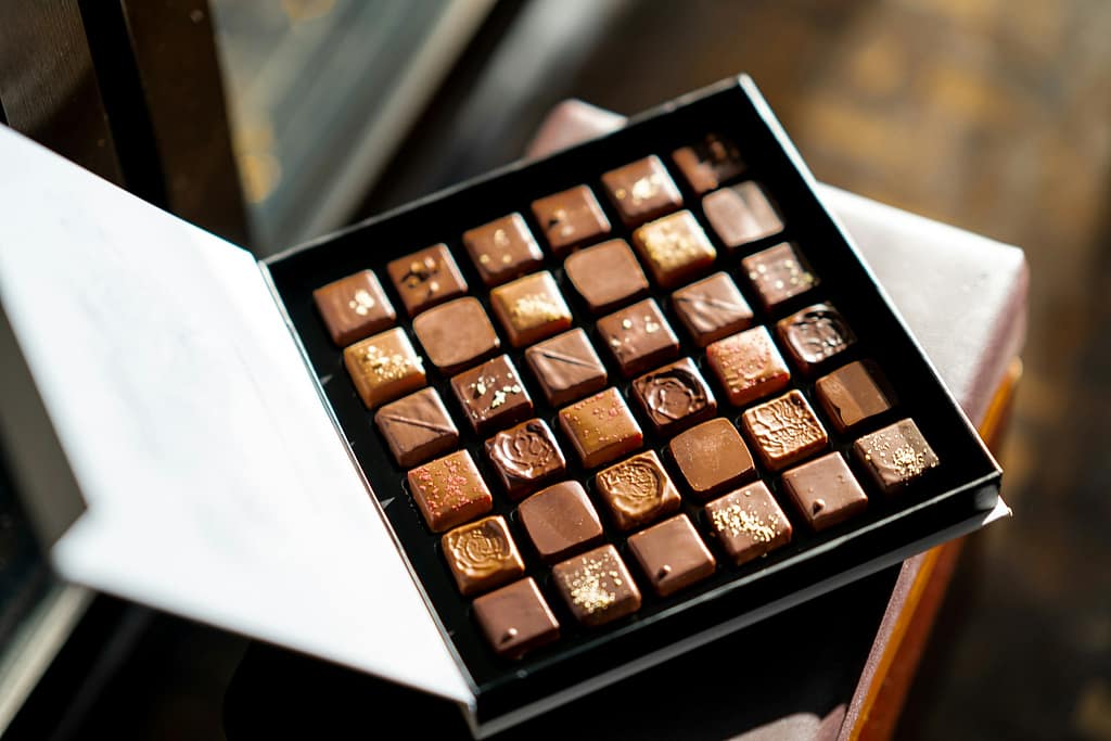 coffret rempli de divers chocolats
