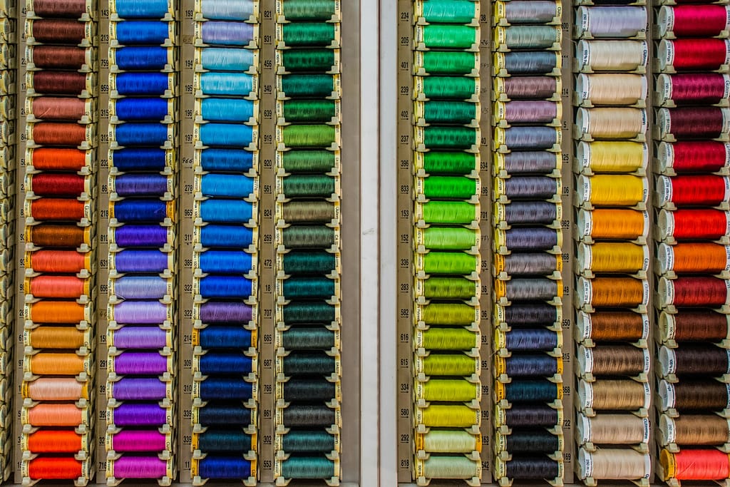 bobines de fils de différentes couleurs utilisés pour la couture