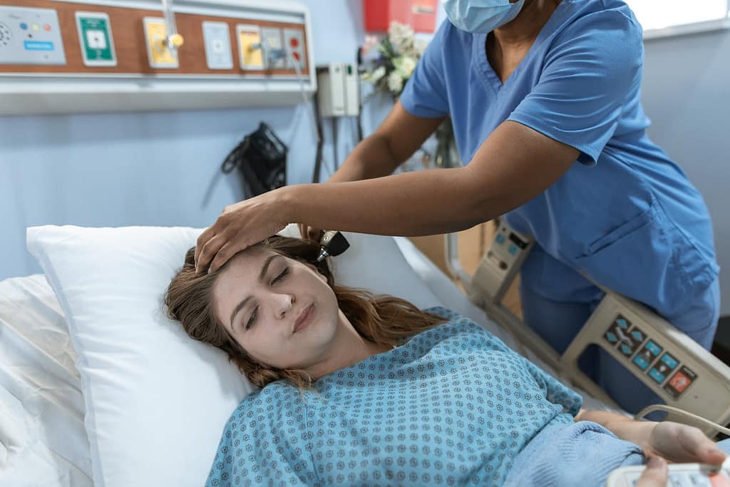 prise de température d'une patiente dans une clinique
