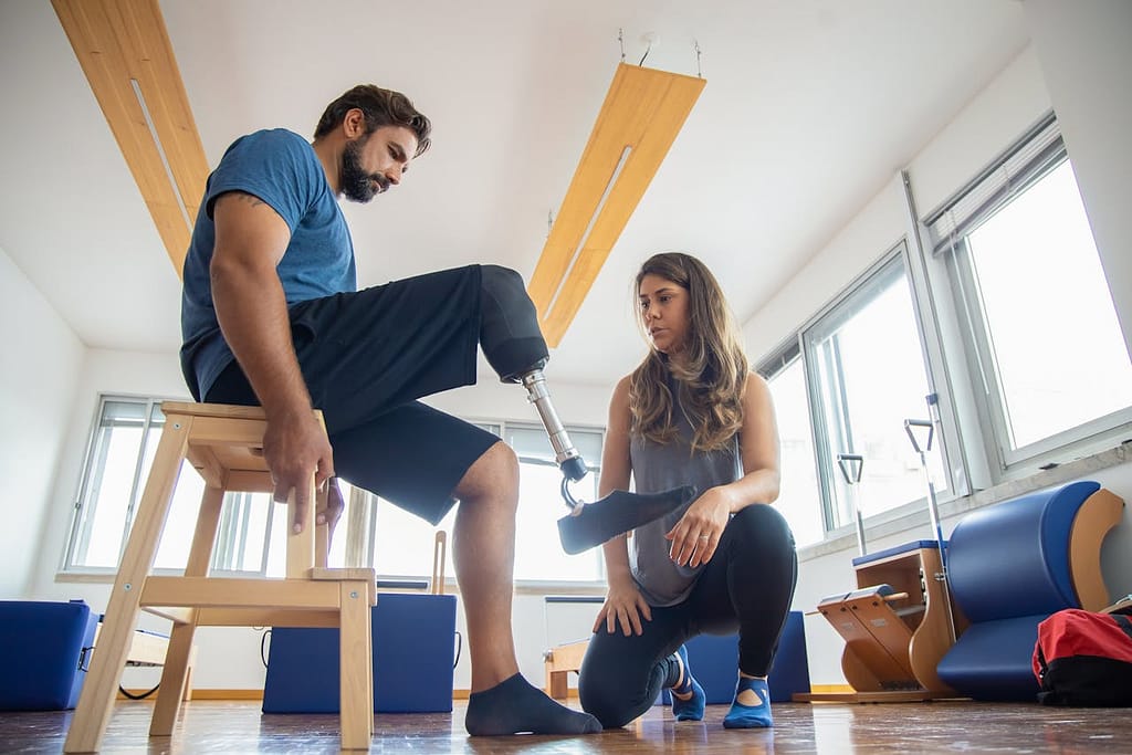 séance de rééducation d'un homme avec une prothèse à la jambe