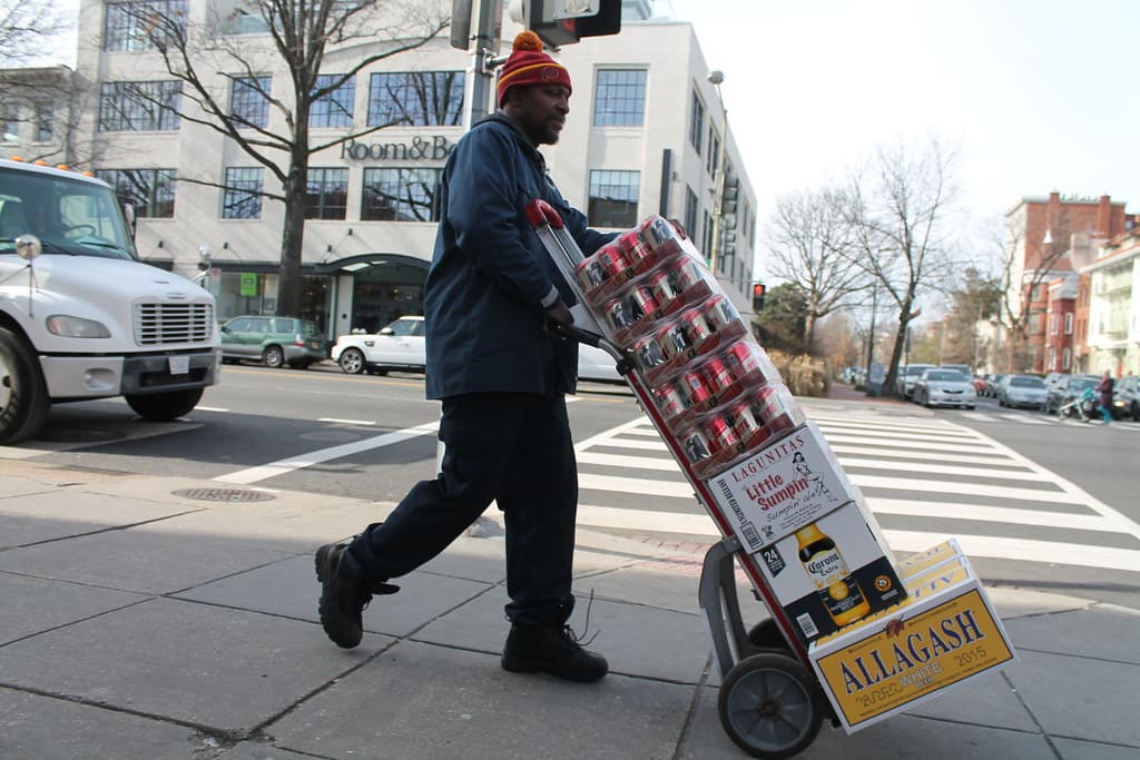 livraison de caisses de boissons à un restaurant
