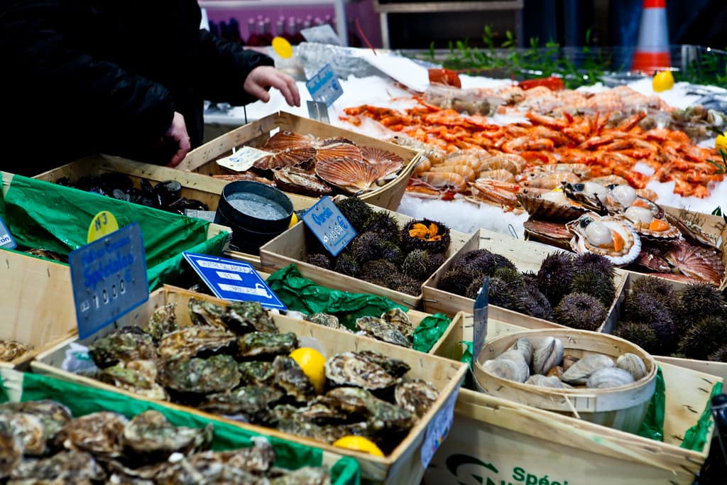 étal d'un poissonnier avec des fruits de mer