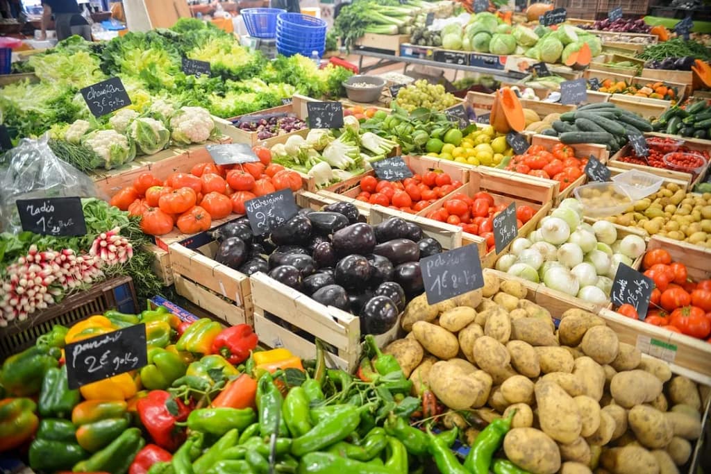 caisses de légumes chez un primeur