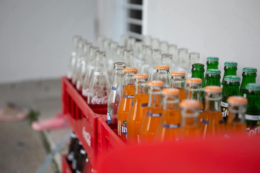 bouteilles de sodas en verre dans un cageot