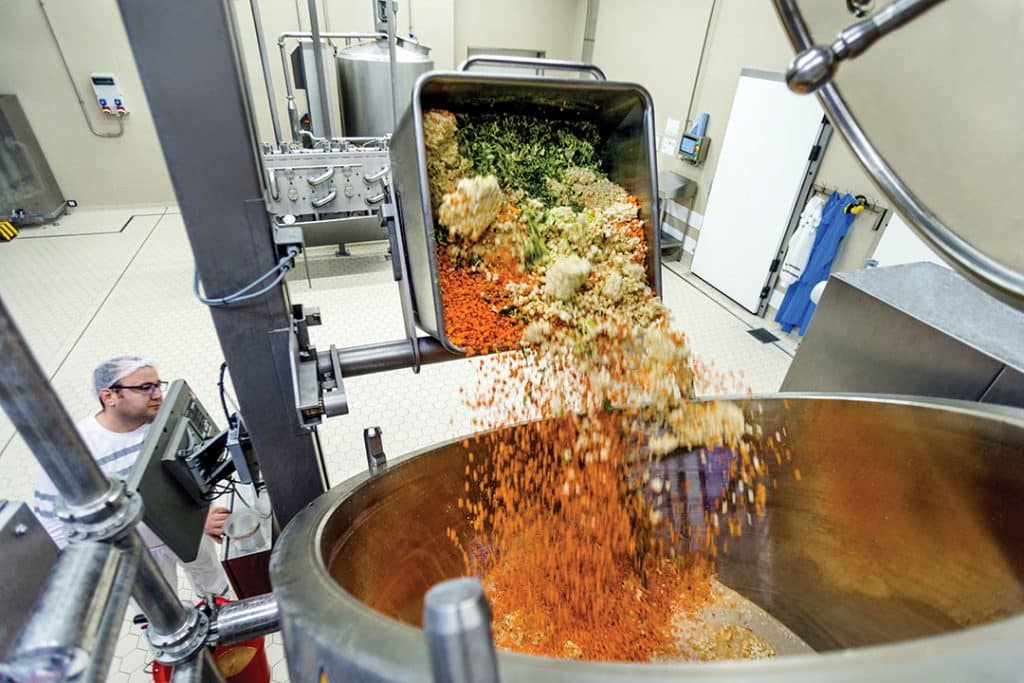 processus de fabrication de soupe dans une usine