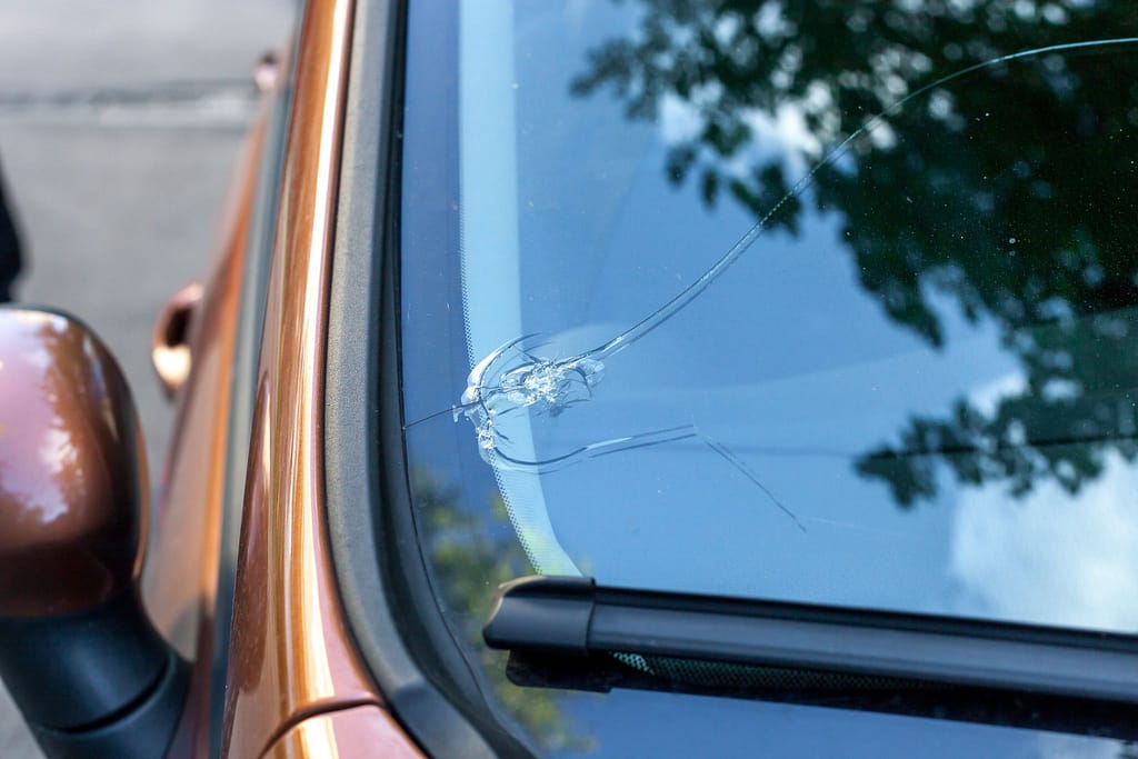 impact sur le pare-brise d'une voiture