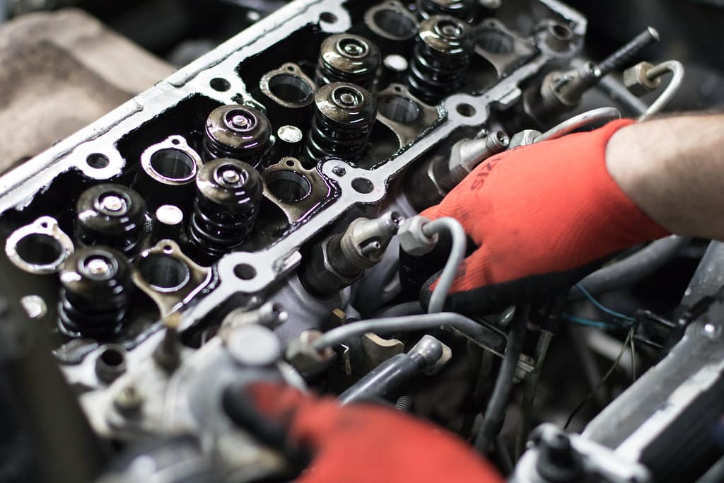 mécanicien réparant le moteur d'une voiture