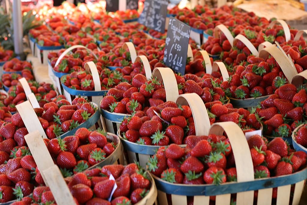 barquettes de fraises sur un marché