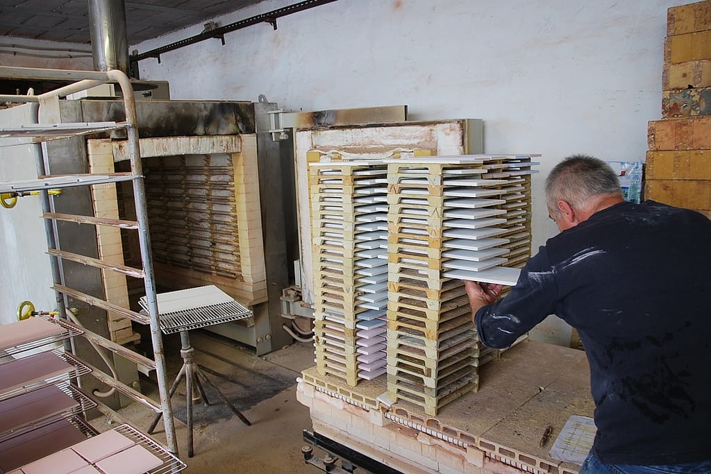 fabricant de faïence qui sort les produits du four