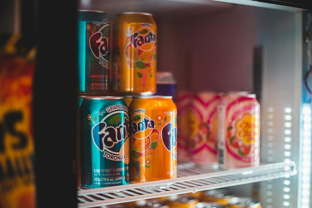 Canettes de Fanta dans un frigo