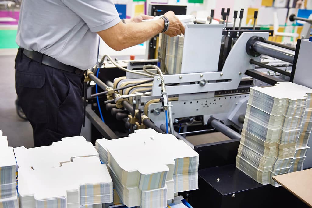 machine fabriquant des cartonnages compacts