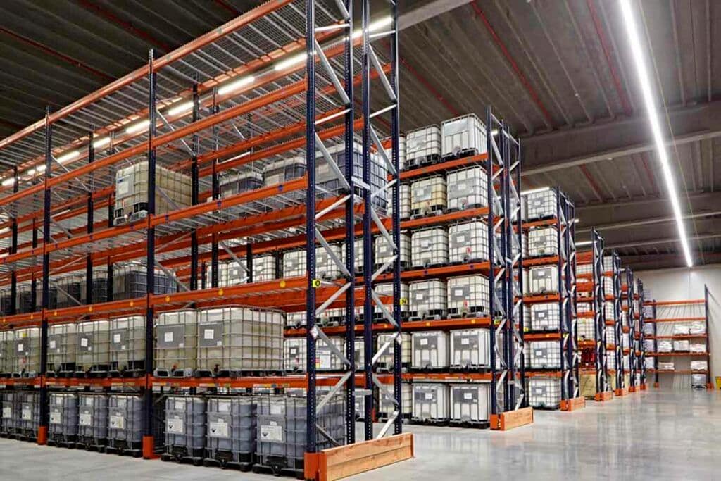 produits chimiques conditionnés dans un entrepôt