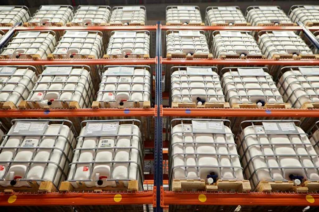 produits chimiques sur des étagères d'un entrepôt