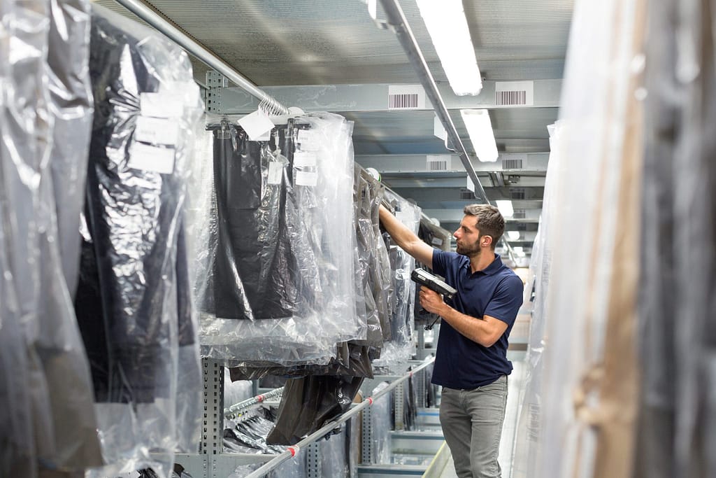 vêtements accrochés dans un pressing