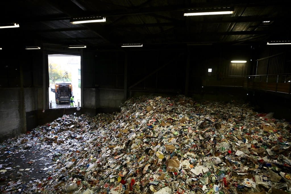 décharge de plastiques et produits ménagers